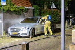 Auto in brand aan Wilgenstraat in Haarlem