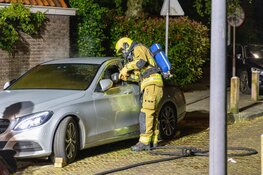 Auto in brand aan Wilgenstraat in Haarlem