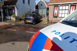 Auto aan voorkant in brand in Overveen