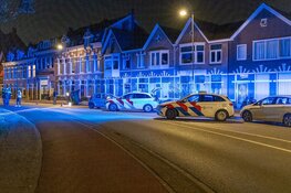 Auto vliegt uit de bocht en belandt op zijkant in Haarlem