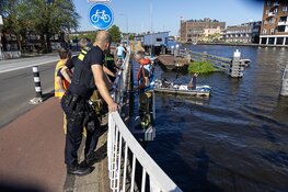 Hulpdiensten groots uitgerukt voor afgedreven bootje in Haarlem