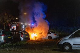 Auto in brand op parkeerplaats in Haarlem