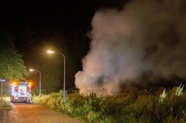 Auto in brand op parkeerplaats in Haarlem