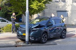 Auto tegen lantaarnpaal op de Zijlweg in Haarlem