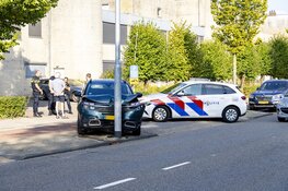Auto tegen lantaarnpaal op de Zijlweg in Haarlem