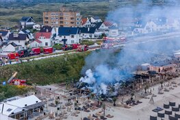Ravage vanuit de lucht en bij daglicht goed zichtbaar na verwoestende brand in Zandvoort