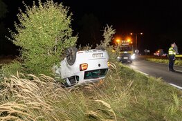 Auto op de kop in Overveen