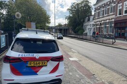 Vrachtwagen rijdt tegen spoorviaduct in Haarlem, treinverkeer gestremd