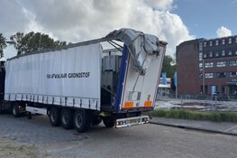 Vrachtwagen rijdt tegen spoorviaduct in Haarlem, treinverkeer gestremd