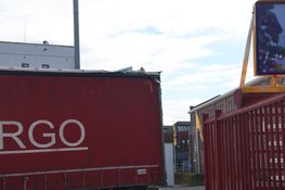 Treinverkeer Haarlem gestremd door te hoge vrachtwagen onder viaduct
