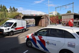 Treinverkeer Haarlem gestremd door te hoge vrachtwagen onder viaduct