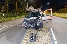 Bestuurder van bestelbusje rijdt straatmeubilair uit de grond in Haarlem