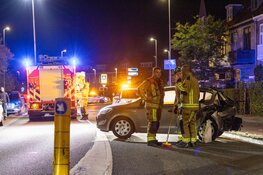 Auto vliegt uit bocht in Haarlem