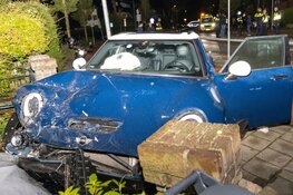 Auto vliegt uit bocht in Haarlem