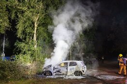 Auto brand volledig uit in Haarlem