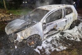 Auto brand volledig uit in Haarlem