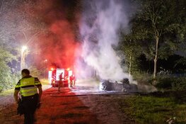 Auto brand volledig uit in Haarlem