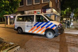 Auto rijdt verkeersbord uit de grond in Haarlem, bestuurder spoorloos