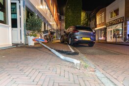 Auto rijdt verkeersbord uit de grond in Haarlem, bestuurder spoorloos