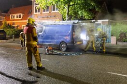 Bestelbus verwoest door brand, politie gaat uit van brandstichting