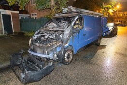 Bestelbus verwoest door brand, politie gaat uit van brandstichting