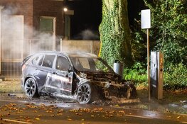 Elektrische auto gaat in vlammen op in Haarlem