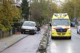 Fietsster botst tegen geparkeerde bedrijfswagen in Haarlem