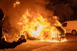 Auto compleet verwoest door brand aan Vondelweg in Haarlem