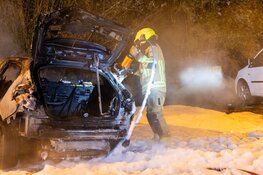 Auto compleet verwoest door brand aan Vondelweg in Haarlem