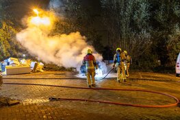 Auto compleet verwoest door brand aan Vondelweg in Haarlem
