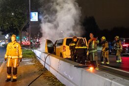 Bestelbus in brand op Schipholweg in Haarlem