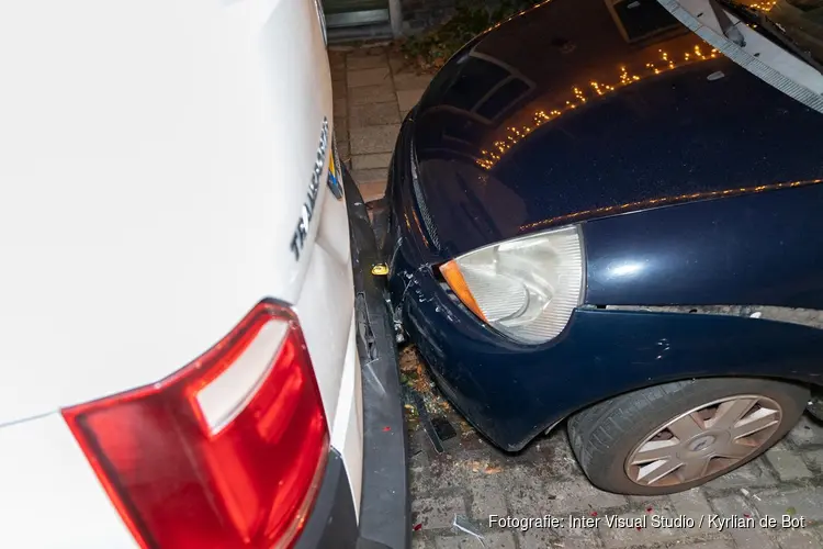 Veel schade bij geparkeerde auto’s, bestuurder gaat er vandoor in Haarlem