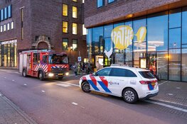 Kind vast in roltrap in bioscoop Haarlem