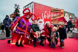 Groot feest bij Vomar Stephensonstraat met de Kersttruck vol gratis kerstpakketten en sneeuw