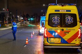 Auto vliegt uit de bocht en eindigt in sloot in Haarlem
