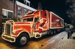 Groot feest in Haarlem bij de Vomar Kersttruck met gratis kerstpakketten en sneeuw