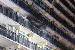 Veel schade bij brand in woning van flatgebouw in Haarlem