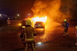 Twee voertuigen gaan volledig in vlammen op bij nachtelijke autobrand in Haarlem