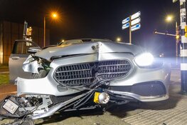 Taxichauffeur verliest de macht over het stuur en rijdt verkeerslicht uit de grond in Haarlem