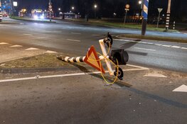 Taxichauffeur verliest de macht over het stuur en rijdt verkeerslicht uit de grond in Haarlem