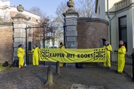 Extinction Rebellion blokkeert alle ingangen provinciehuis in Haarlem