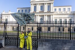 Extinction Rebellion blokkeert alle ingangen provinciehuis in Haarlem