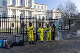 Extinction Rebellion blokkeert alle ingangen provinciehuis in Haarlem