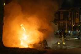 Geparkeerde auto in brand aan Ter Spijtstraat in Haarlem