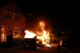 Man uit woning gehaald na autobrand in Haarlem