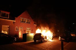 Man uit woning gehaald na autobrand in Haarlem