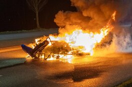 Motorfiets vliegt in brand bij ongeluk in Haarlem