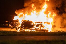 Motorfiets vliegt in brand bij ongeluk in Haarlem