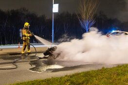 Motorfiets vliegt in brand bij ongeluk in Haarlem