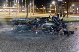 Motorfiets vliegt in brand bij ongeluk in Haarlem